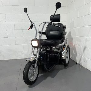 3 wheeled lack scooter with chrome mud guards and pilot seat